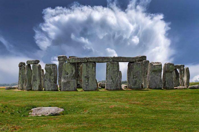 The stonehenge cromlech features a post-and-lintel construction