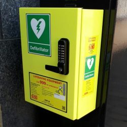 When should the rescuer operating the aed clear the victim