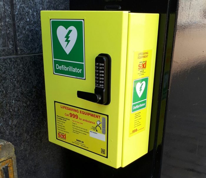 When should the rescuer operating the aed clear the victim