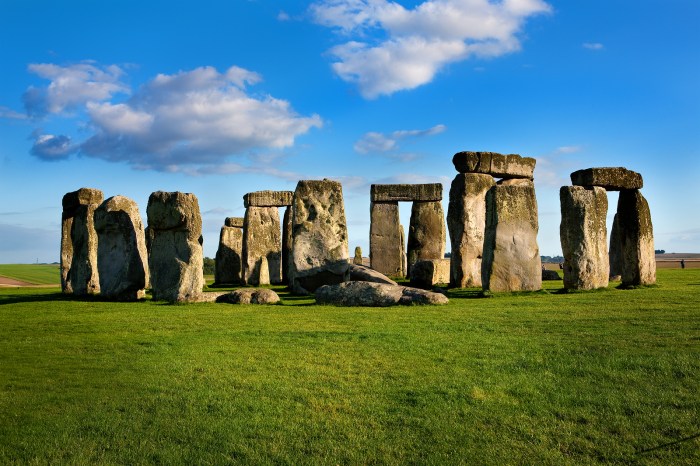 The stonehenge cromlech features a post-and-lintel construction